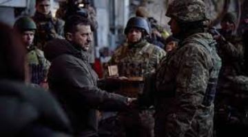 Zelenski visita en Donetsk un hospital militar próximo al frente