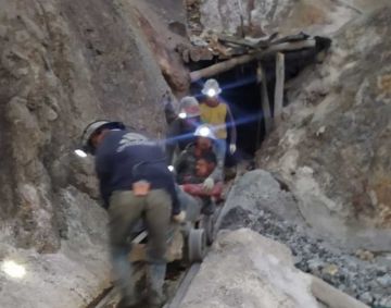Minero se salva de la parca tras precipitarse planchón