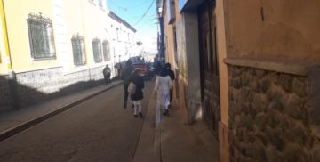 Indecisión sobre el horario de invierno causó confusiones al ingreso a las aulas este lunes