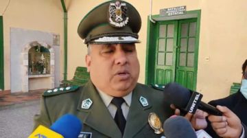Mujer impactó contra tres patrullas por susto de ver a los policías