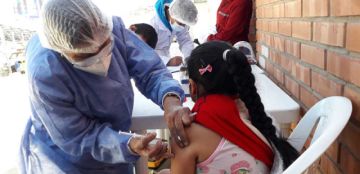 Bracamonte aplica vacunas a niños y personas adultas