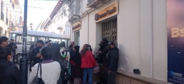 Banco Fassil cierra sus puertas en Potosí y los clientes reclaman