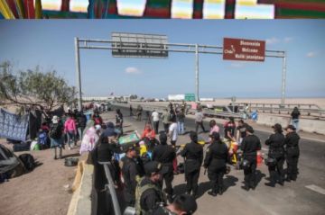 Perú revisa la situación de los migrantes en la frontera con Chile