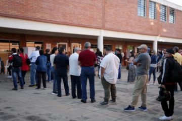 Gran afluencia y cruce de acusaciones en el arranque de la votación