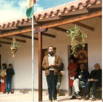 El cura un discurso en el porche del colegio Juan XXIII.