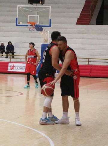 René Calvo y Diego Olguín se abrazan tras la victoria