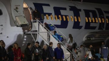 Boric dice que vuelo de repatriación a Venezuela es un "triunfo diplomático"