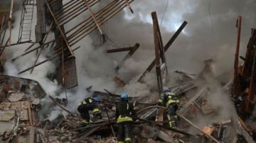 Arde un almacén de la Cruz Roja en Odesa en un ataque ruso, en el que murió una persona