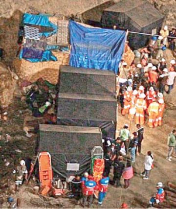 Rescatan los cuerpos de muertos en mina peruana