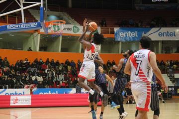 El jugador Harris Dmonta, de Nacional, encestas el balón.