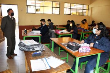 Educadores introducen notas al sistema