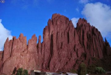 Policía rescata a un hombre del cerro Colorado, Tupiza