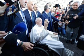 El Papa regresa al Vaticano tras su operación de hernia abdominal