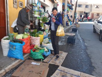 Foto en la plaza Sucre, al mediodía.
