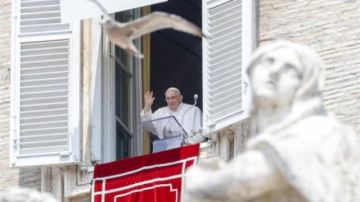 Reaparece el Papa Francisco ante los fieles tras su operación y agradece “de corazón” el afecto