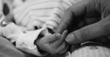 Infanticidio: una mamá tapó la boca de su hija hasta quitarle la vida
