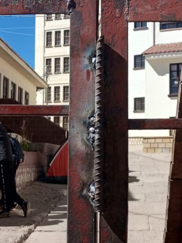 Los movilizados soldaron las puertas de la universidad.