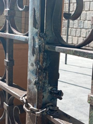 Los movilizados soldaron las puertas de la universidad.