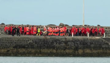 Dos muertos y 34 desaparecidos al naufragar una lancha al sur de Canarias que esperó 10 horas su rescate