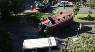 Choque de micro con dos trufis deja al menos 3 muertos y más de 15 heridos en Cochabamba