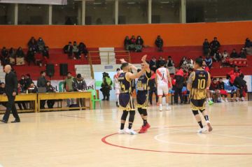 Los jugadores de Carl A-Z celebran el triunfo.