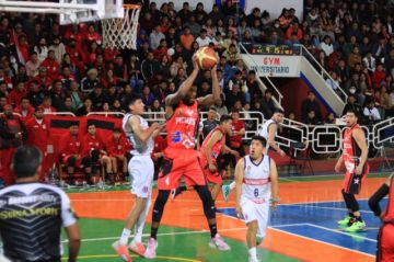 Eric Deon Lovet Jr (c) rescata el balón para Pichincha.