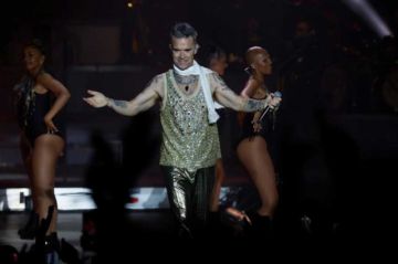 Robbie Williams derrocha energía en festival español