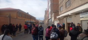 Hay grupos de campesinos en cercanías de la federación.
