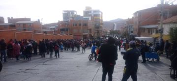 Hay grupos de campesinos en cercanías de la federación.