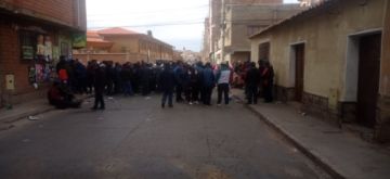 Hay grupos de campesinos en cercanías de la federación.