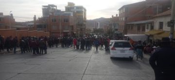 Hay grupos de campesinos en cercanías de la federación.