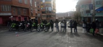 Hay grupos de campesinos en cercanías de la federación.