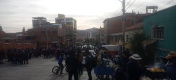 Hay grupos de campesinos en cercanías de la federación.