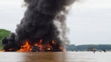 Gobierno destruye 27 dragas usadas para la explotación ilegal de oro sobre el río Madre de Dios