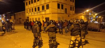 Cinco policías heridos y vehículos dañados son los reportes de la violencia campesina