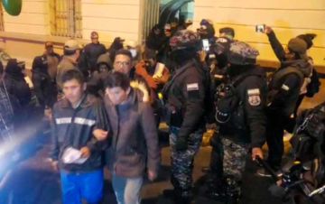Envían a 19 aprehendidos  a prisión; el bloqueo sigue