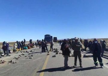 Uyuni continúa bloqueado  y hay amagues de peleas