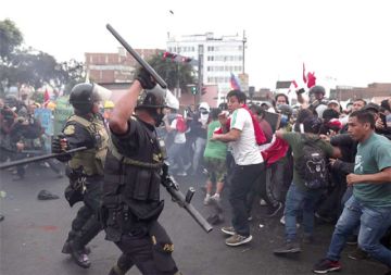 Perú: Policía retira a miles  de manifestantes en Lima