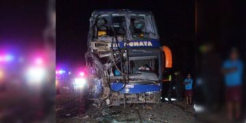 Choque de buses en Santa Cruz deja 14 heridos
