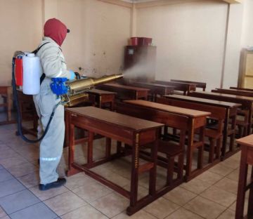 Desinfectan escuelas antes de volver a clases