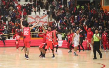 Los jugadores de la vieja casona celebran el triunfo.