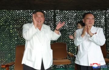 Kim Jong-un exhibe cercanía con el ministro de Defensa ruso y el delegado de Pekín