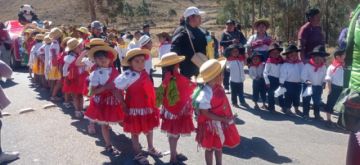 Se desarrolla la entrada folklórica en homenaje al apóstol Santiago