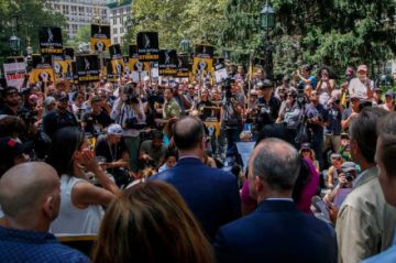 Actores y guionistas en huelga claman en Nueva York contra la “avaricia corporativa”