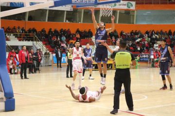 Cristian Camargo anota dos puntos pese a la marca de su rival.