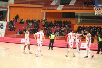 Los jugadores de la vieja casona celebran la victoria.