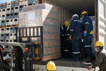 Las primeras cajas son cargadas al containers.