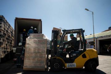 El personal acomoda la carga que se exportó.