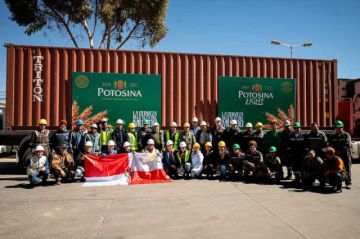 El personal de la Cervecería Nacional Potosí posa para la prosperidad. 