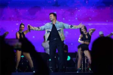 Luis Fonsi baña de ritmos latinos a miles en concierto
